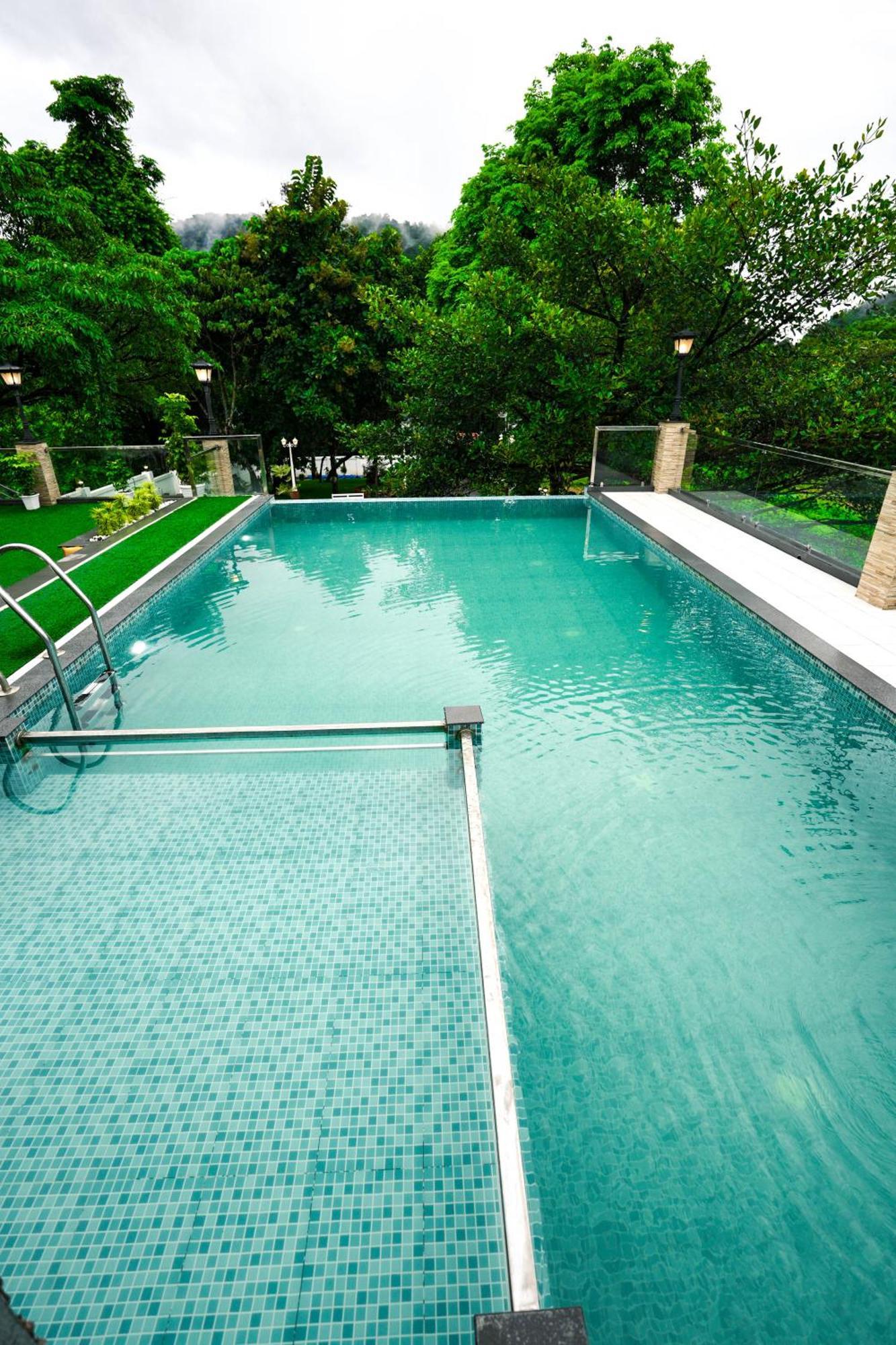 Athirappilly Rainland Resort Exterior photo